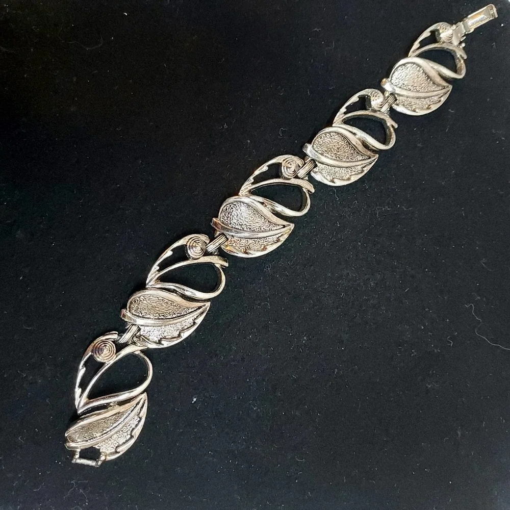 Sarah‎ Coventry Silver Tone Leaf Bracelet